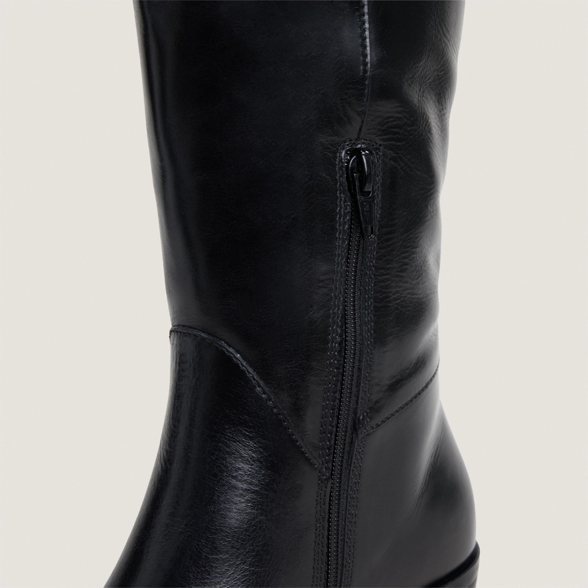 Bottes à talons plats et bouts pointus en cuir noir | CLARISSE | Jonak