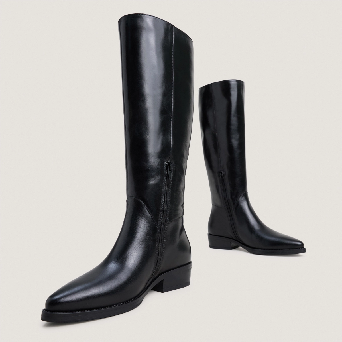Bottes à talons plats et bouts pointus en cuir noir | CLARISSE | Jonak