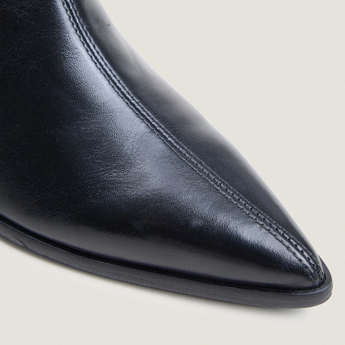 Bottines à talons carrés et bouts pointus en cuir noir | PALE | Jonak