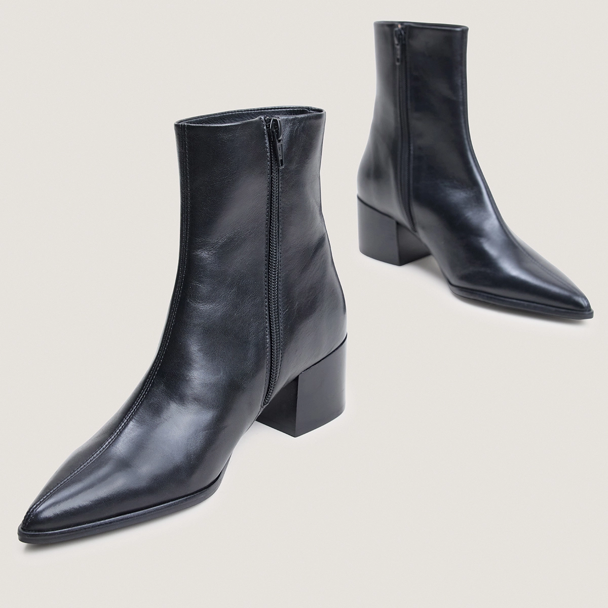 Bottines à talons carrés et bouts pointus en cuir noir | PALE | Jonak
