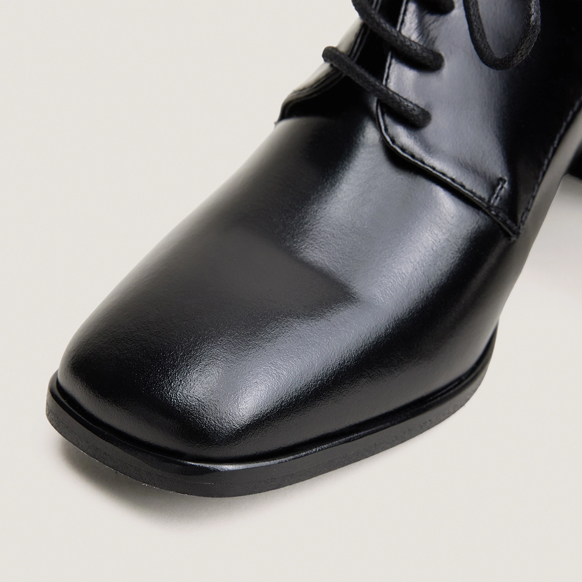 Mocassins à talons et lacets en cuir noir | VAXANA | Jonak