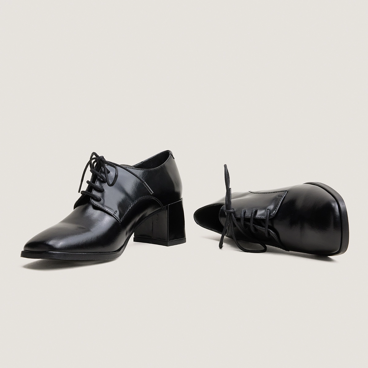 Mocassins à talons et lacets en cuir noir | VAXANA | Jonak