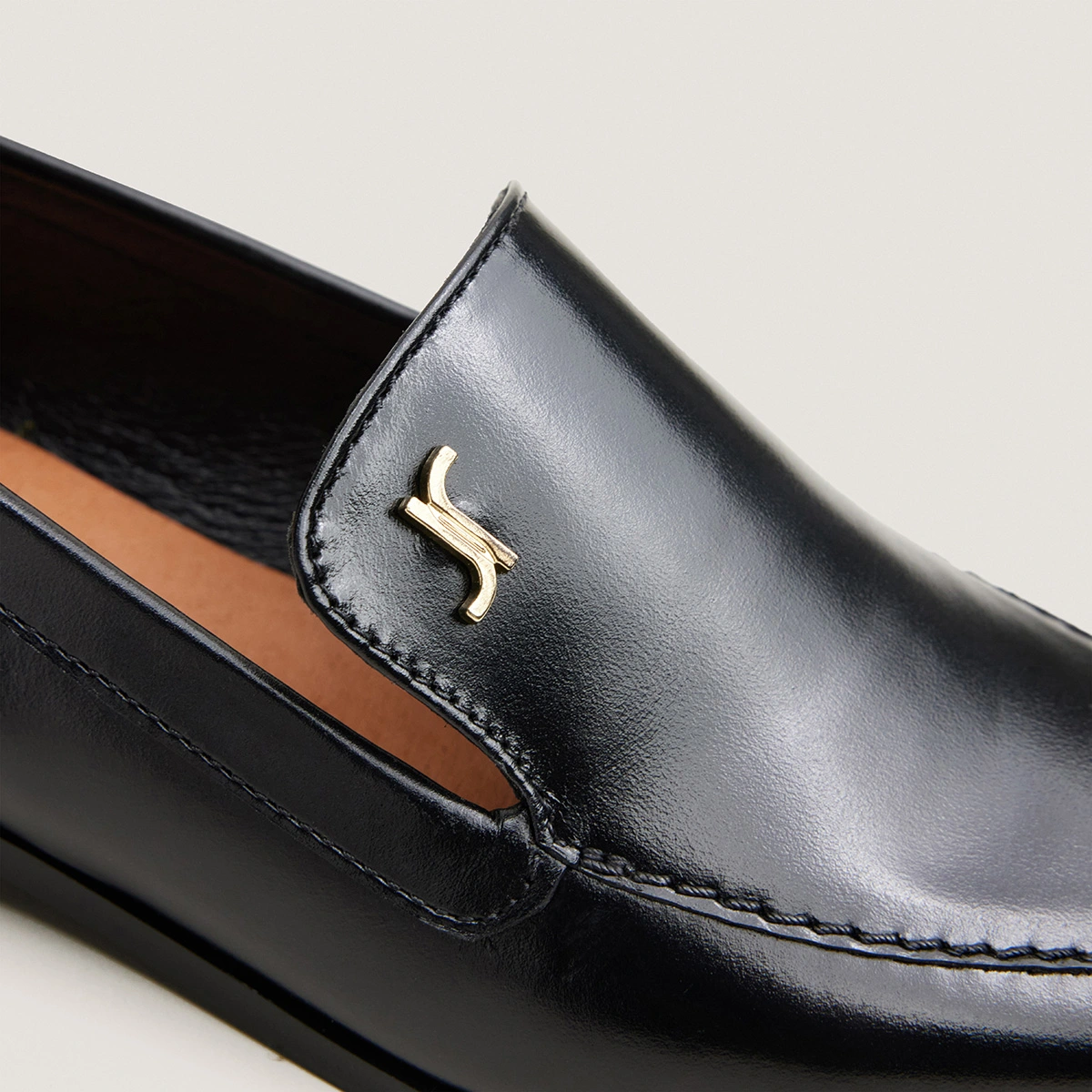 Mocassins à bouts pointus et monogrammes en cuir noir | AMIDOT | Jonak