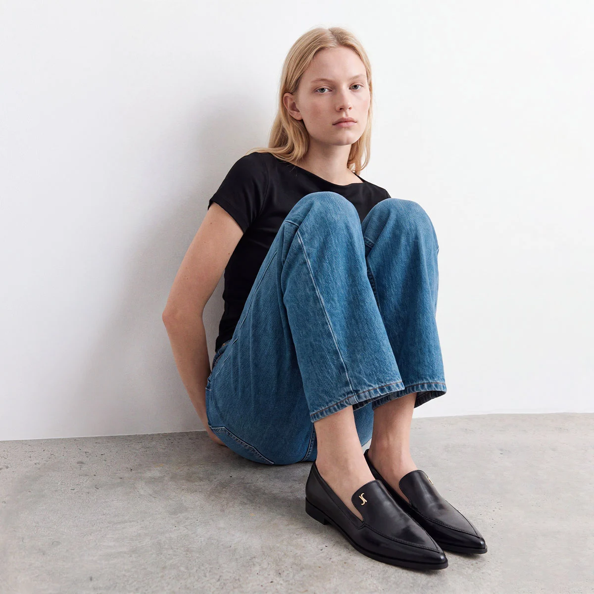 Mocassins à bouts pointus et monogrammes en cuir noir | AMIDOT | Jonak