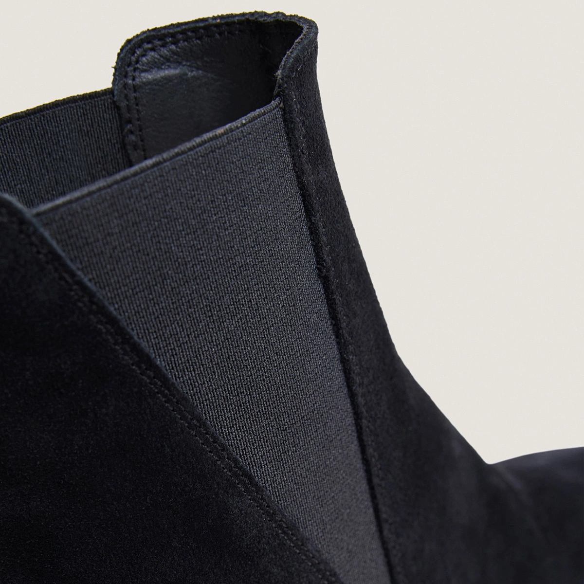 Bottines à talons fins et bouts pointus en croûte noire | BORGIA | Jonak