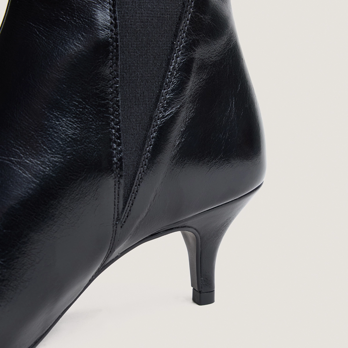 Bottines à talons fins et bouts pointus en cuir vieilli noir | BORGIA | Jonak