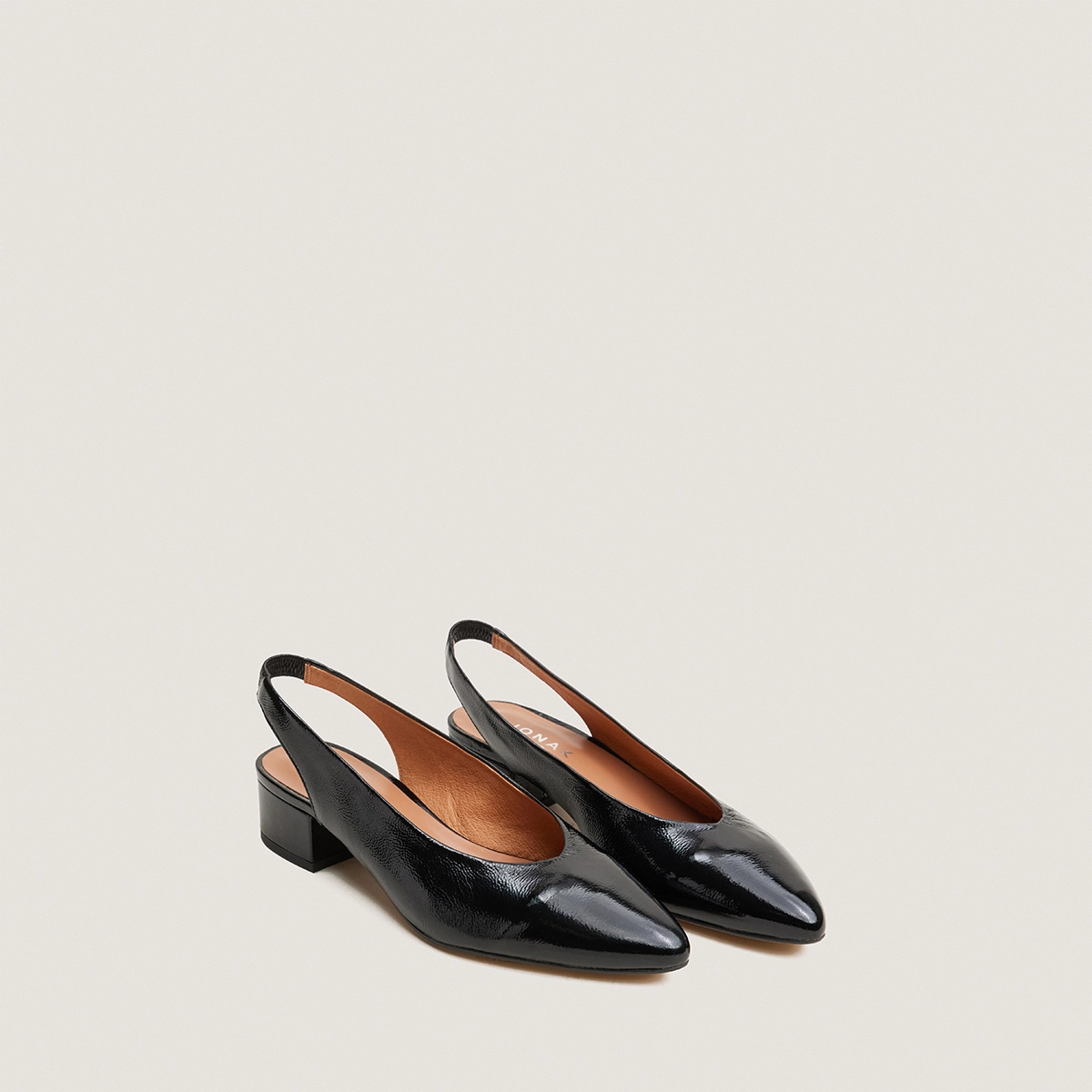 Ballerines &agrave; bouts arri&egrave;res ouverts en vernis pliss&eacute; noir | VINCE | Jonak