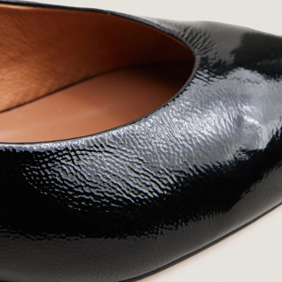 Ballerines &agrave; bouts arri&egrave;res ouverts en vernis pliss&eacute; noir | VINCE | Jonak