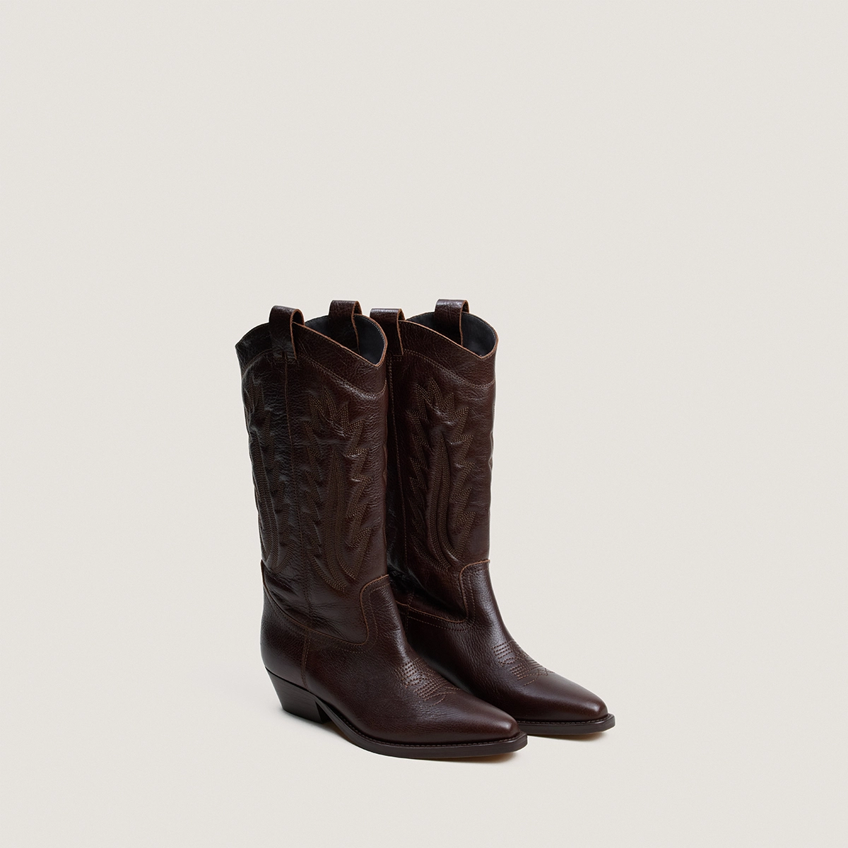 Bottes à bouts pointus et surpiqures apparentes en cuir grainé marron | DELEA | Jonak
