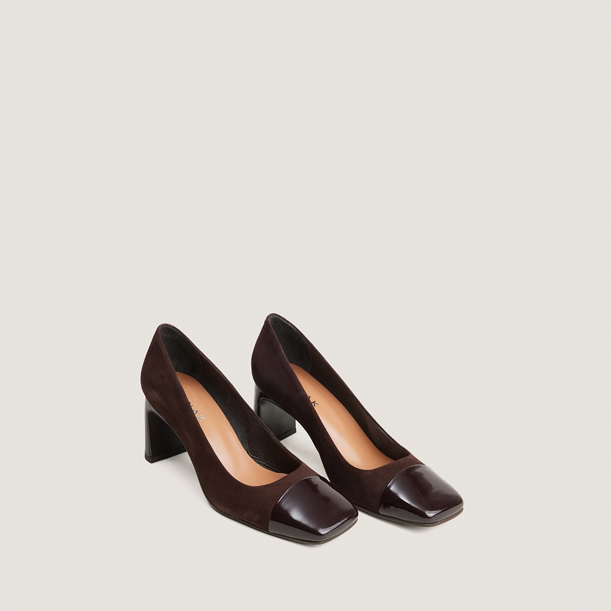 Escarpins à talons larges et bouts carrés en vernis marron foncé et velours marron | DOG | Jonak
