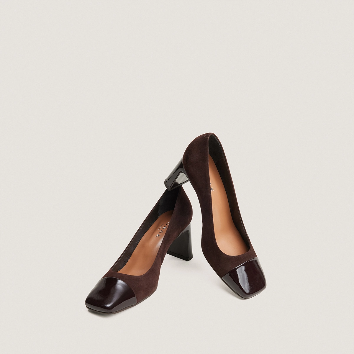 Escarpins à talons larges et bouts carrés en vernis marron foncé et velours marron | DOG | Jonak