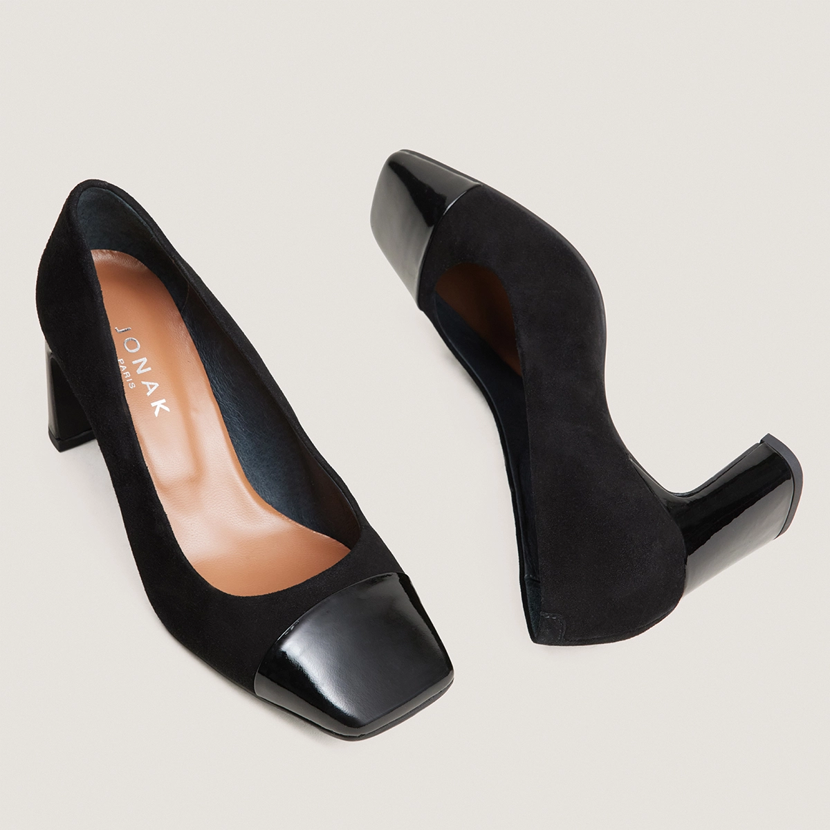 Escarpins &agrave; talons larges et bouts carr&eacute;s en vernis noir et velours noir | DOG | Jonak