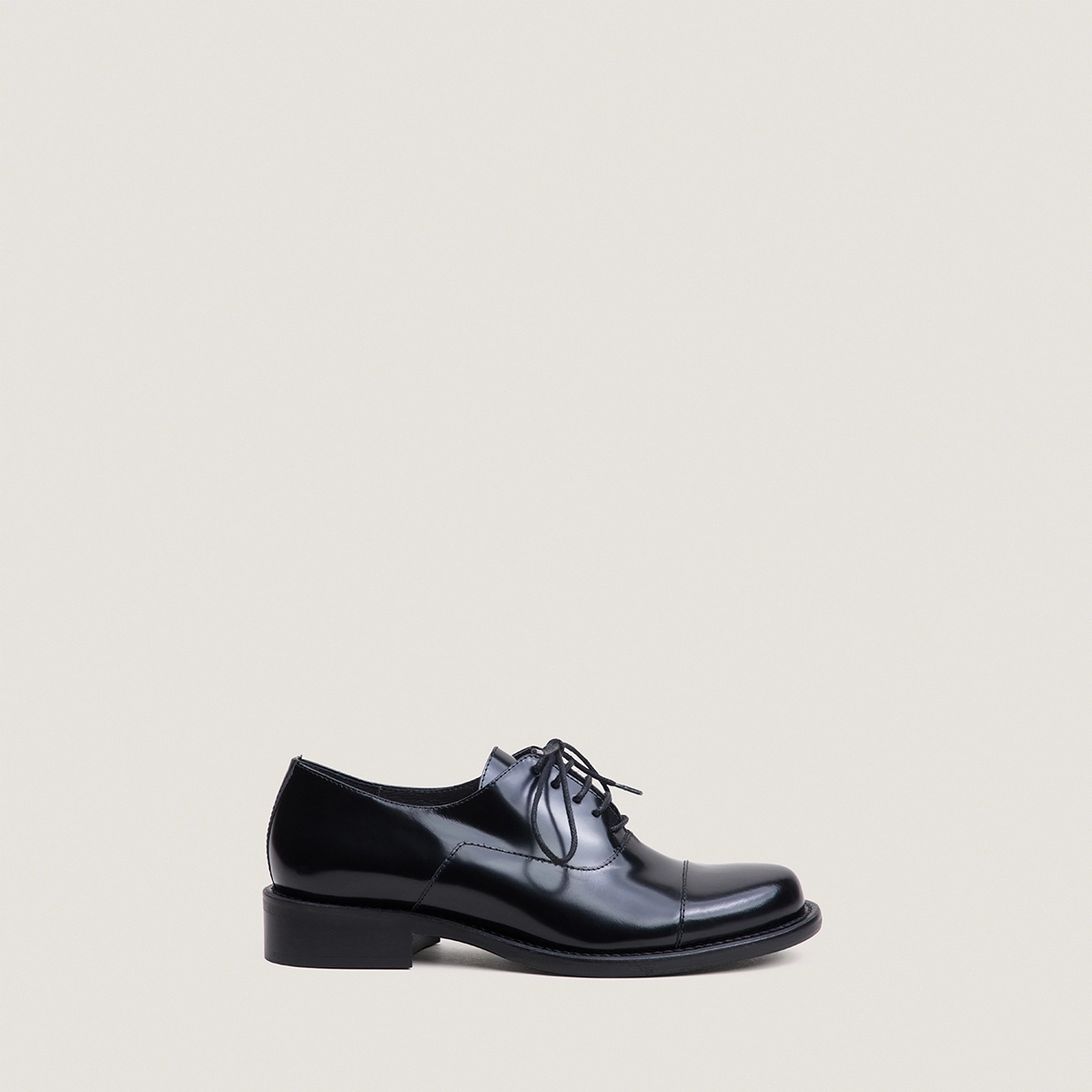 Mocassins &agrave; lacets et bouts ronds en cuir glac&eacute; noir | DOVEL | Jonak