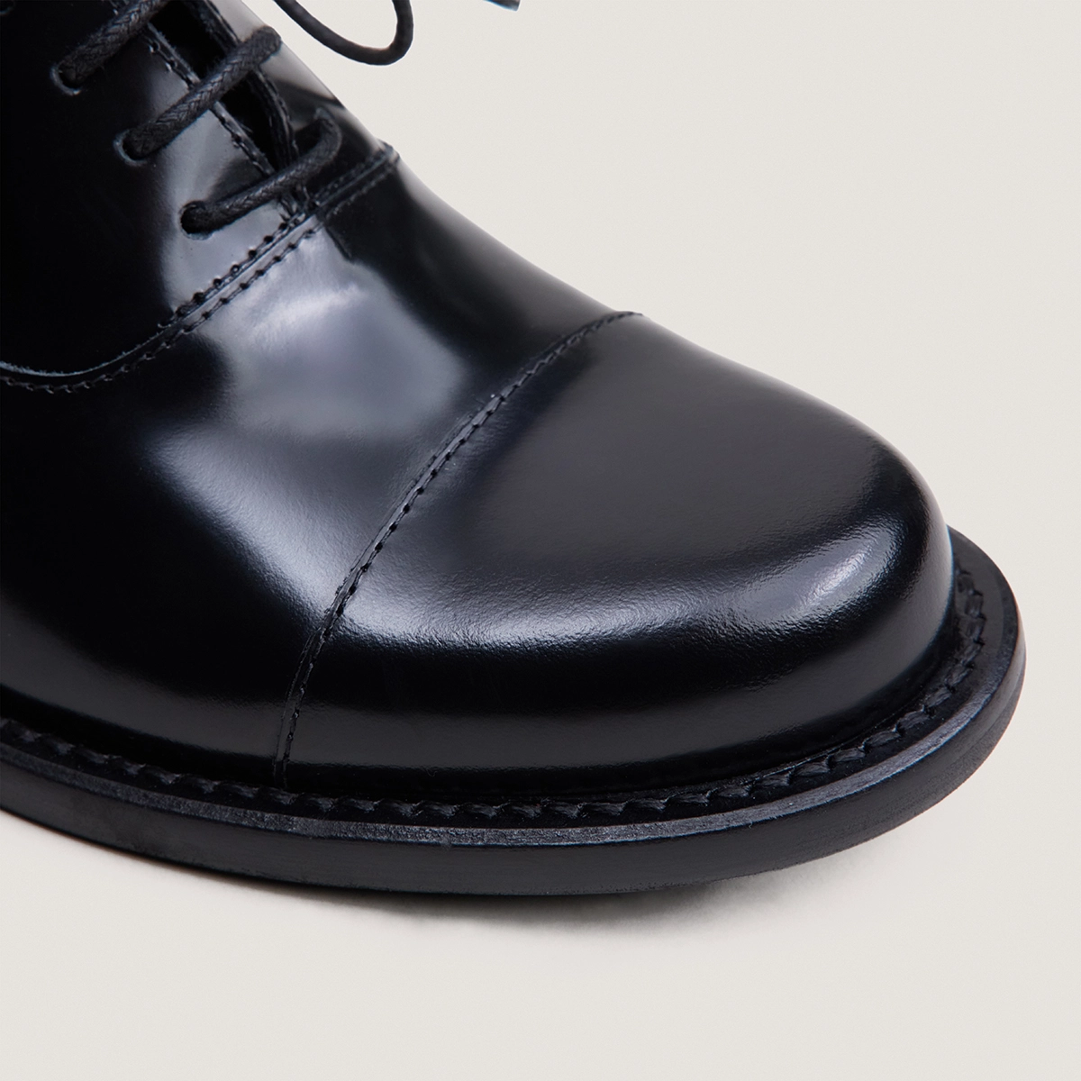 Mocassins &agrave; lacets et bouts ronds en cuir glac&eacute; noir | DOVEL | Jonak
