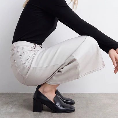 Mocassins &agrave; talons et bouts carr&eacute;s en cuir noir | BRIGHT | Jonak