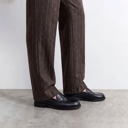 Mocassins &agrave; empeignes unies et surpiq&ucirc;res en cuir glac&eacute; noir | NEO | Jonak