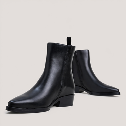Bottines &agrave; talons plats et bouts pointus en cuir noir | CLARO | Jonak
