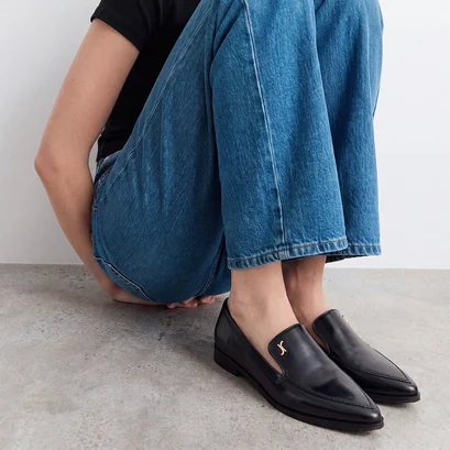 Mocassins &agrave; bouts pointus et monogrammes en cuir noir | AMIDOT | Jonak