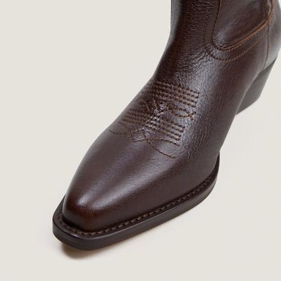 Bottes à bouts pointus et surpiqures apparentes marron