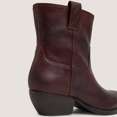 Bottines &agrave; bouts ronds et talons biseaut&eacute;s marron