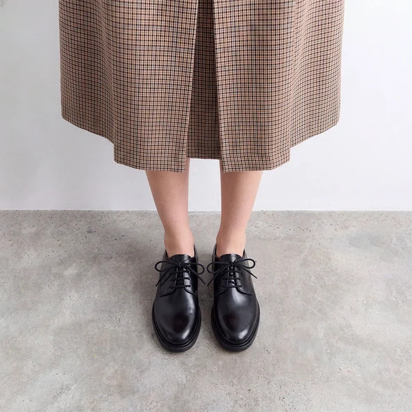 Derbies à empeignes unies et lacets en cuir noir | NYLON | Jonak