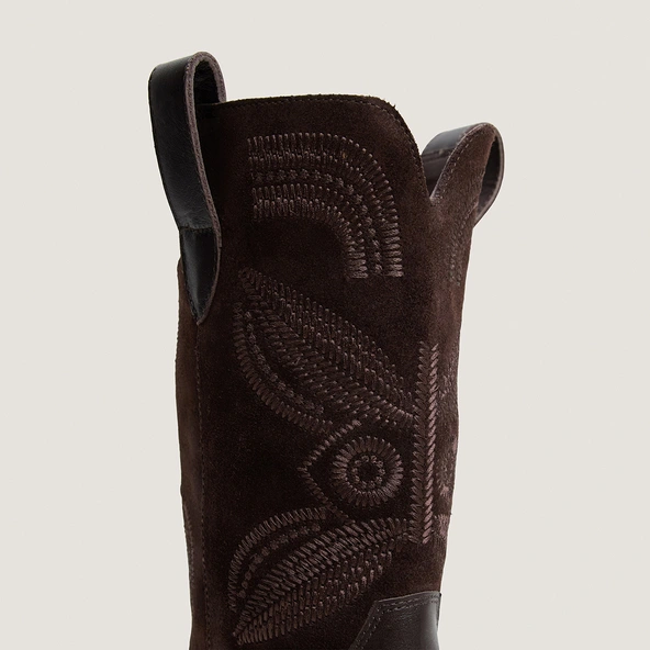 Bottes &agrave; bouts pointus et surpiqures apparentes en cuir chocolat et cro&ucirc;te chocolat | TATIANA | Jonak