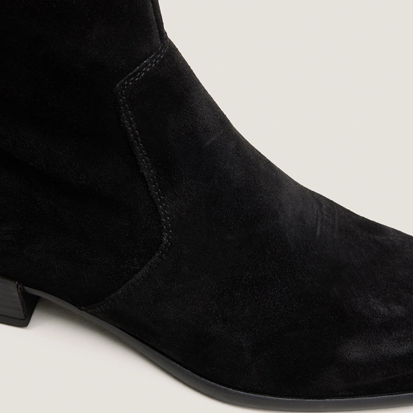 Bottines à talons plats et bouts carrés en croûte noire | PHILO | Jonak