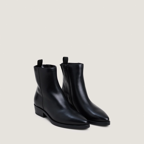 Bottines à talons plats et bouts pointus en cuir noir | CLARO | Jonak