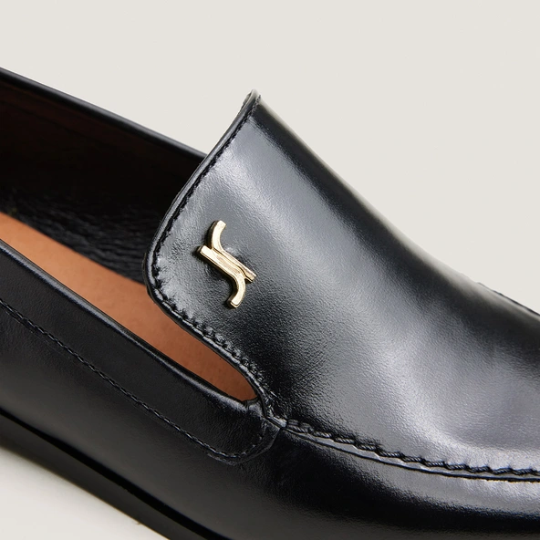 Mocassins à bouts pointus et monogrammes en cuir noir | AMIDOT | Jonak