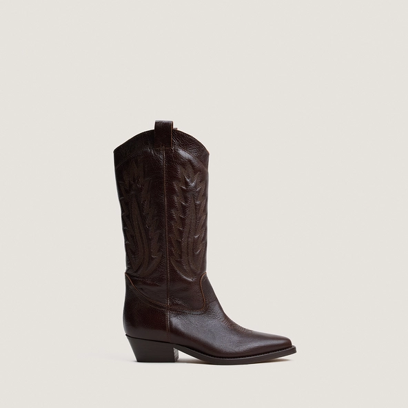 Bottes à bouts pointus et surpiqures apparentes en cuir grainé marron | DELEA | Jonak