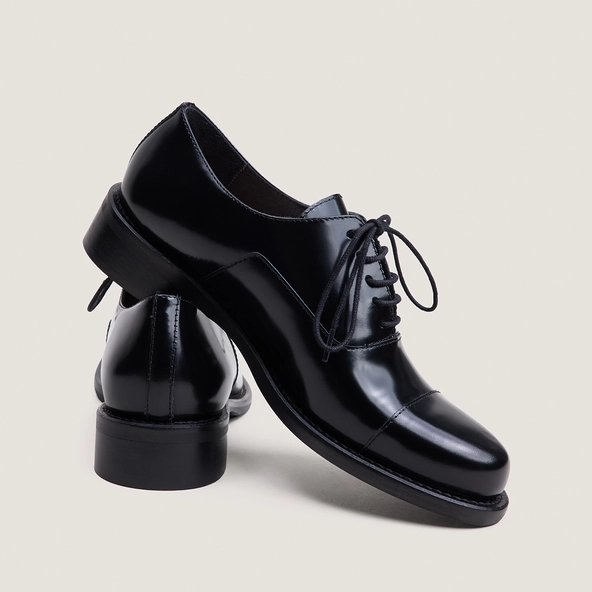 Mocassins &agrave; lacets et bouts ronds en cuir glac&eacute; noir | DOVEL | Jonak