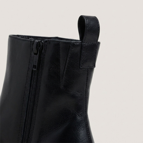 Bottines &agrave; talons plats et bouts pointus noir