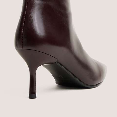 Bottines &agrave; bouts pointus bordeaux