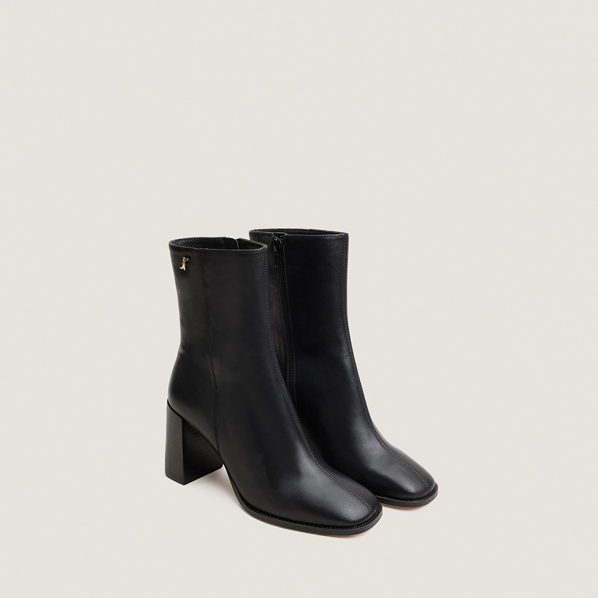 Bottines à talons et monogrammes en cuir noir | VAUBAS | Jonak