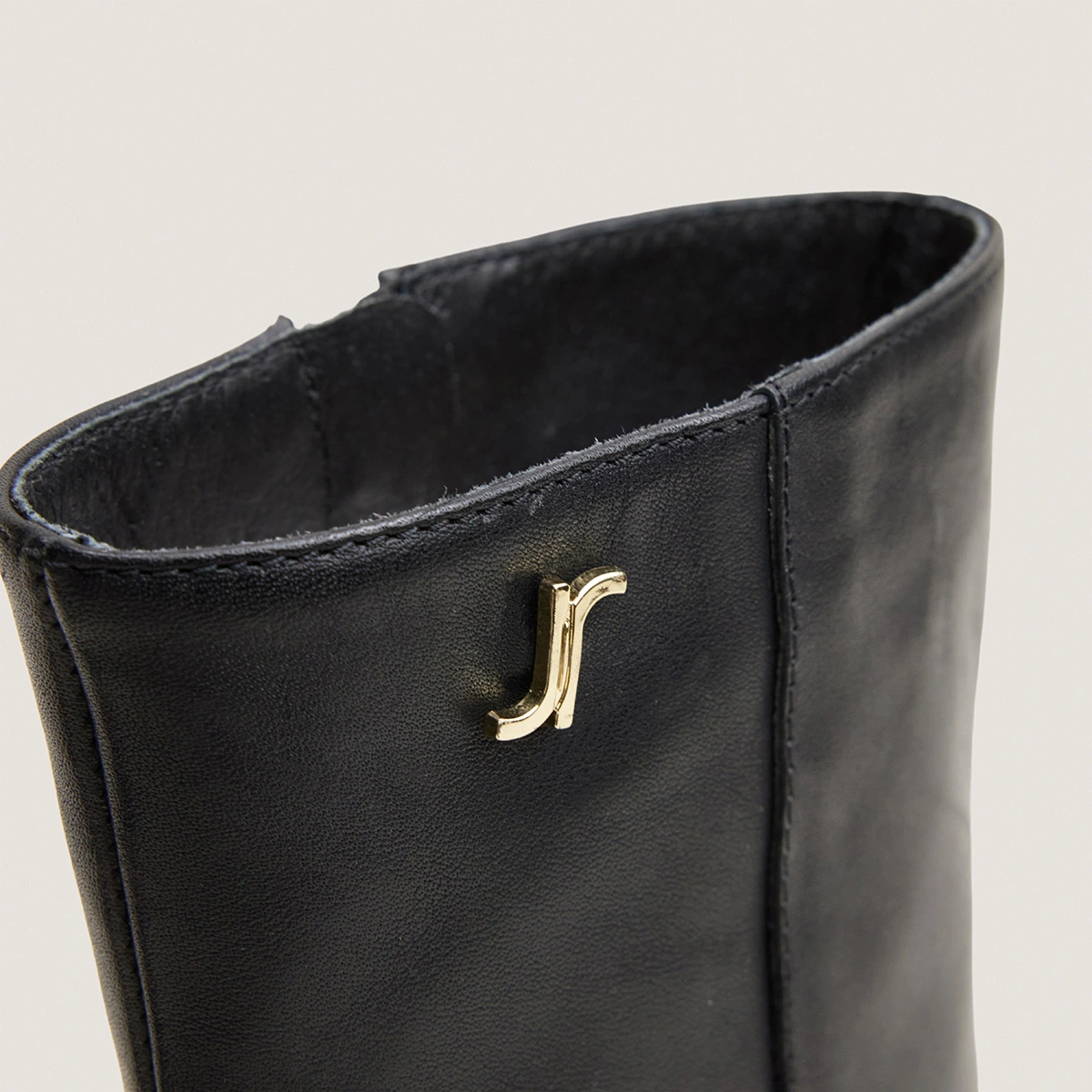 Bottines à talons et monogrammes en cuir noir | VAUBAS | Jonak