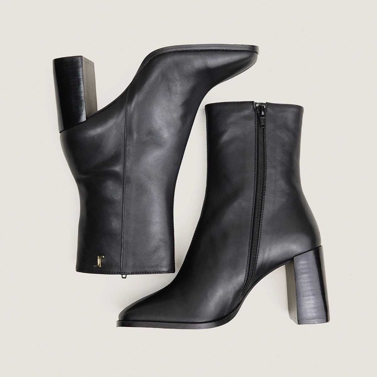 Bottines à talons et monogrammes en cuir noir | VAUBAS | Jonak