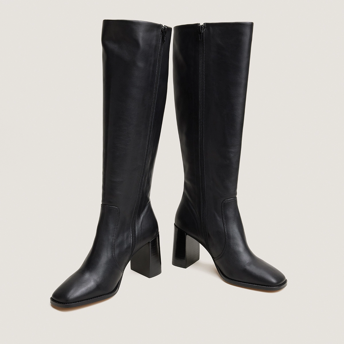 Bottes à talons et monogrammes en cuir noir | VAUBO | Jonak