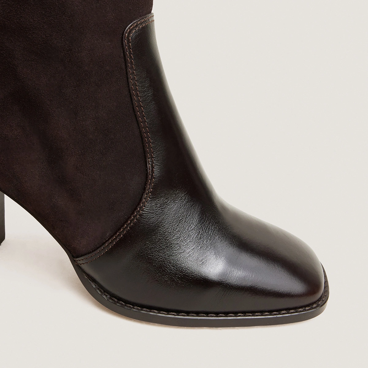 Bottes à talons et monogrammes en cuir marron foncé et velours marron foncé | VAUBO | Jonak