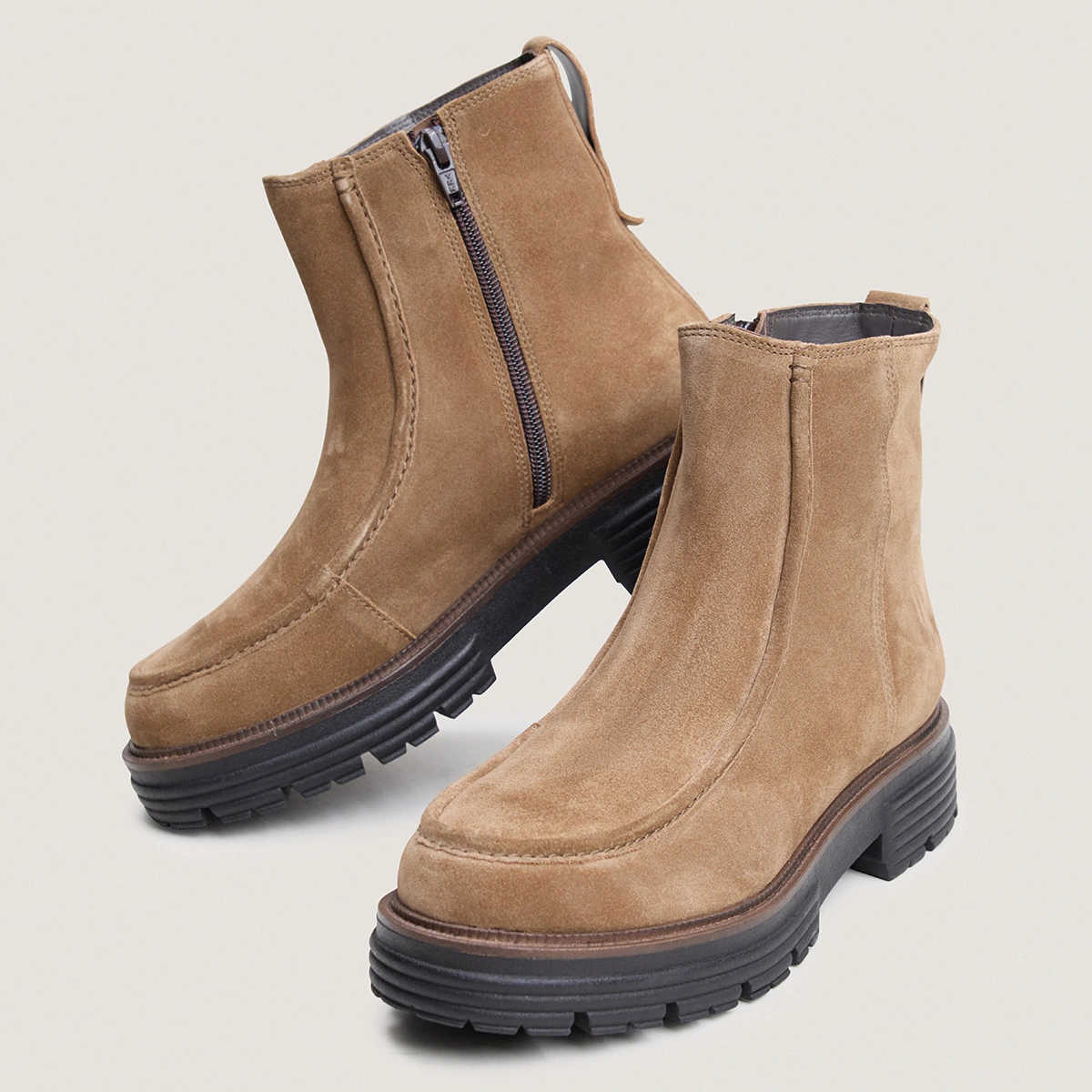 Bottines à bouts ronds et semelles crantées en croûte beige | AVI | Jonak