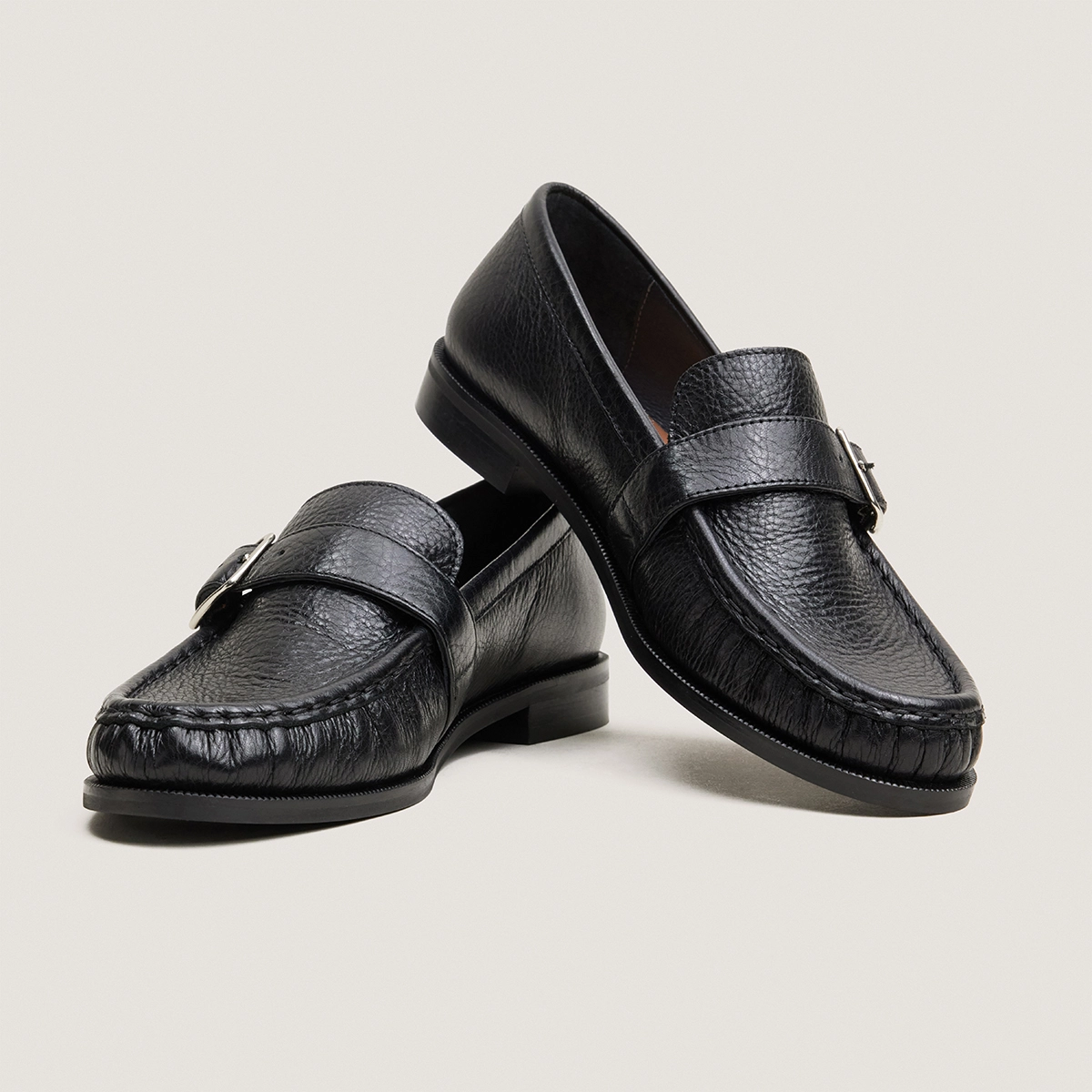Mocassins à bouts ronds et brides ajustables en cuir grainé noir | DELICY | Jonak