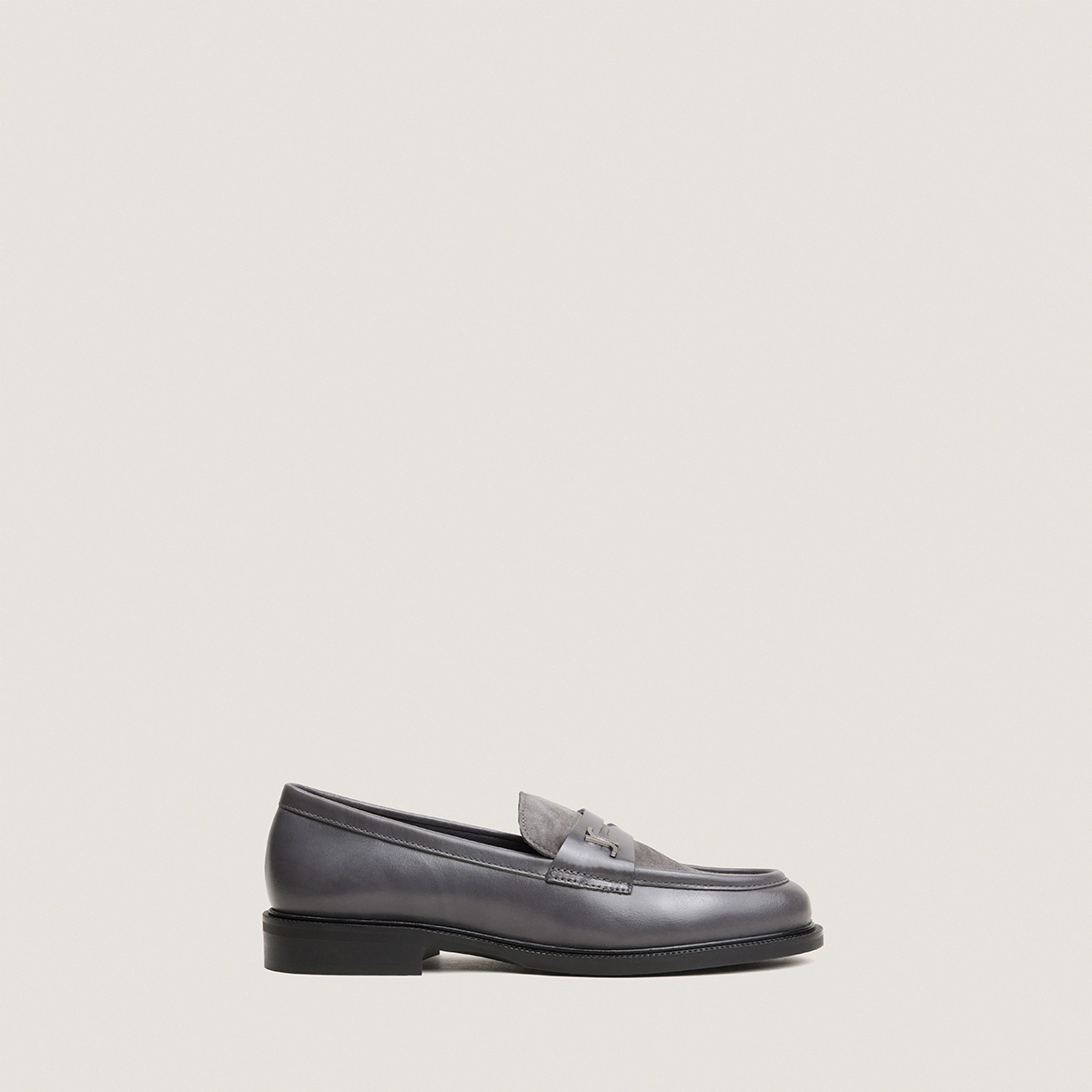 Mocassins &agrave; bouts ronds et monogrammes en cuir gris et velours gris | DUEDI | Jonak