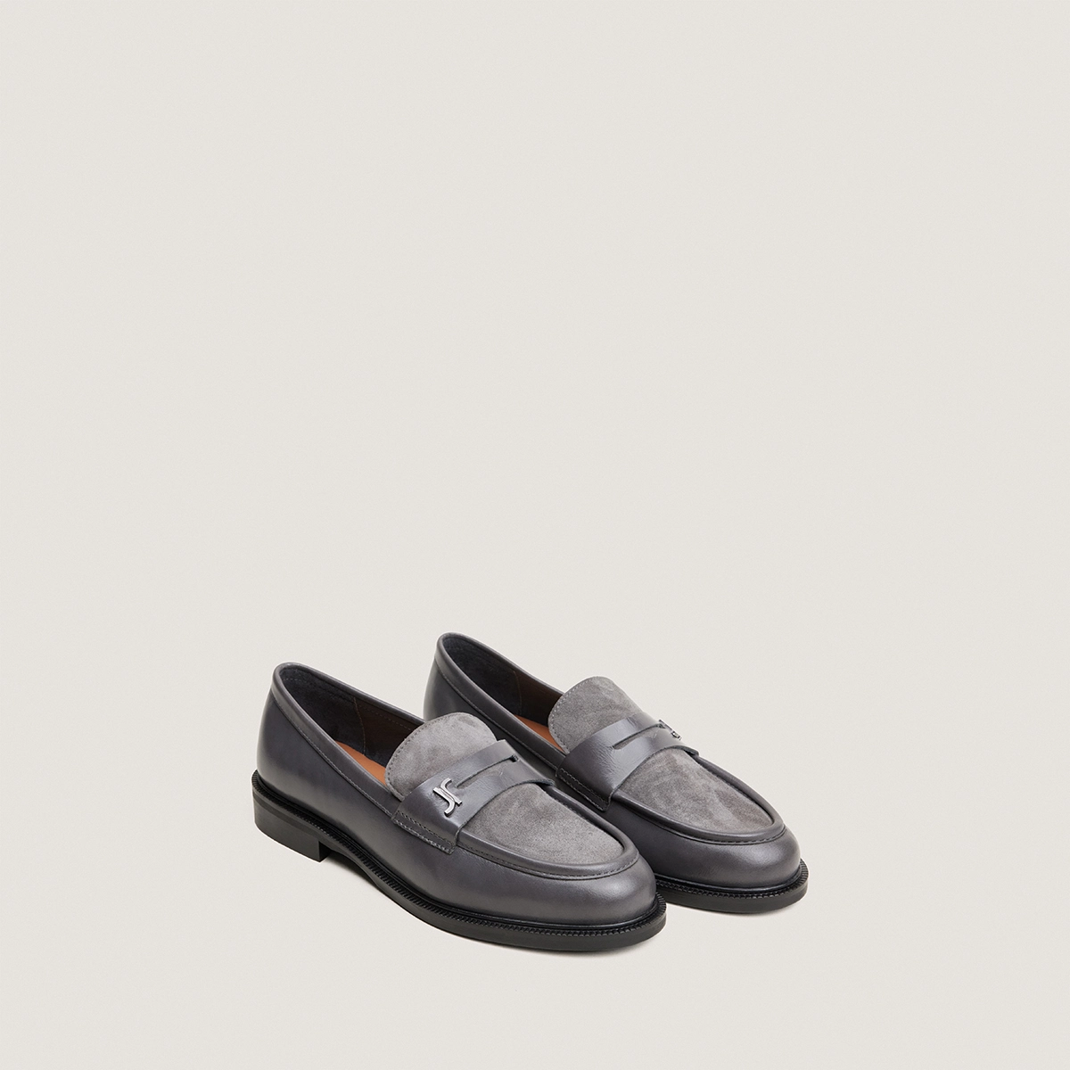 Mocassins &agrave; bouts ronds et monogrammes en cuir gris et velours gris | DUEDI | Jonak