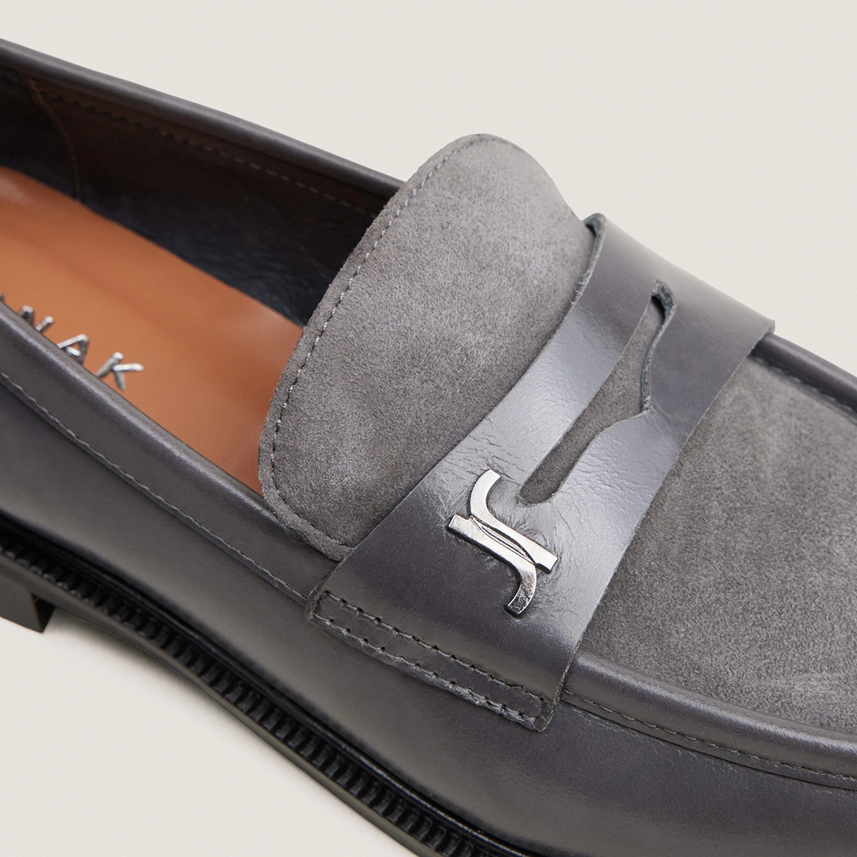 Mocassins &agrave; bouts ronds et monogrammes en cuir gris et velours gris | DUEDI | Jonak