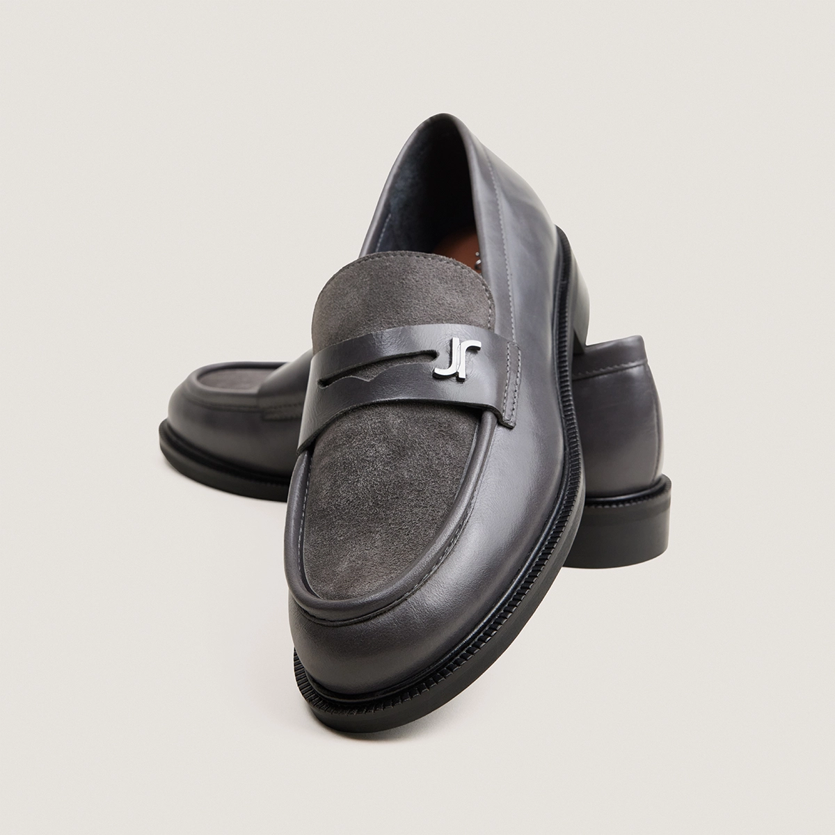 Mocassins &agrave; bouts ronds et monogrammes en cuir gris et velours gris | DUEDI | Jonak