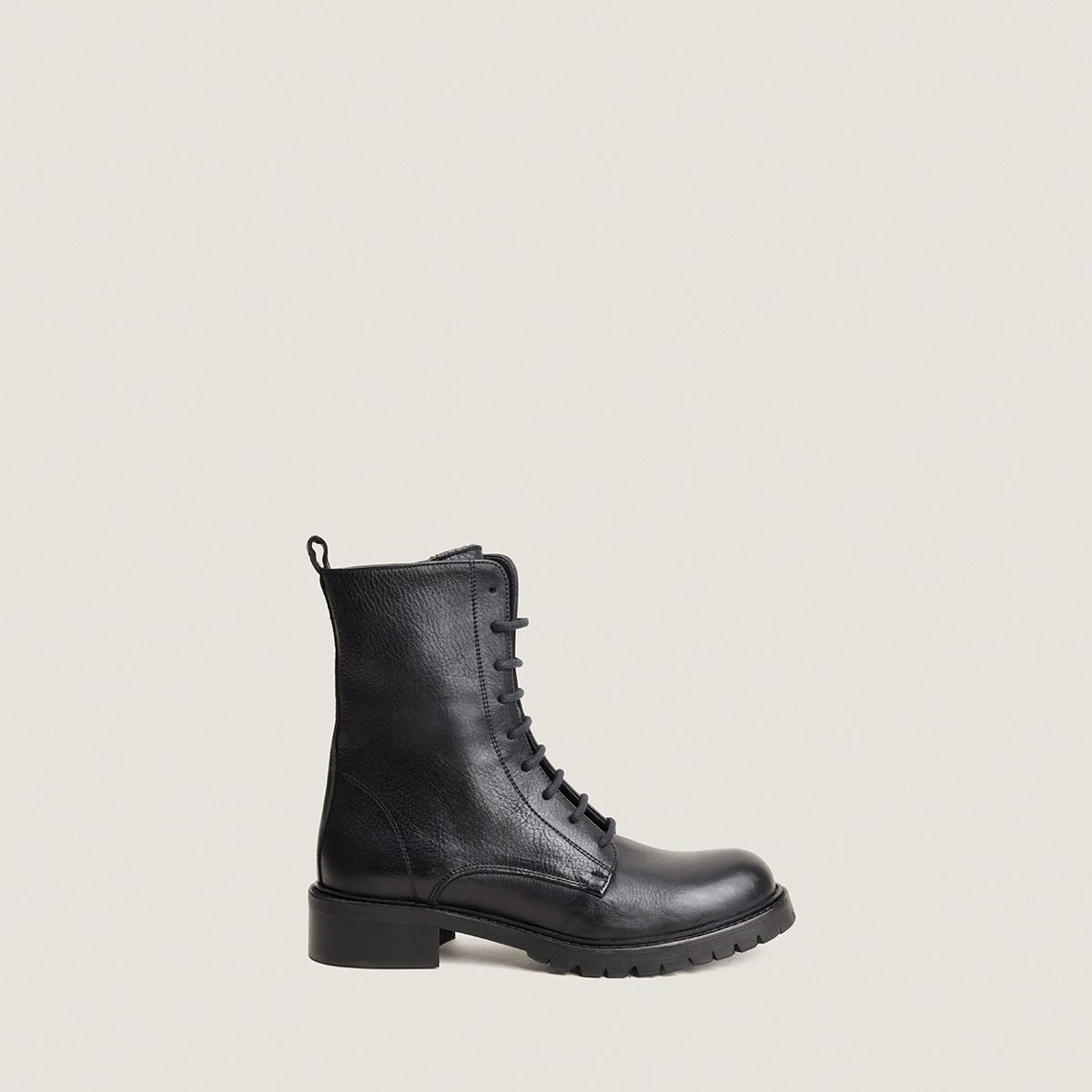 Boots &agrave; lacets en cuir grain&eacute; noir | ROMAIN | Jonak