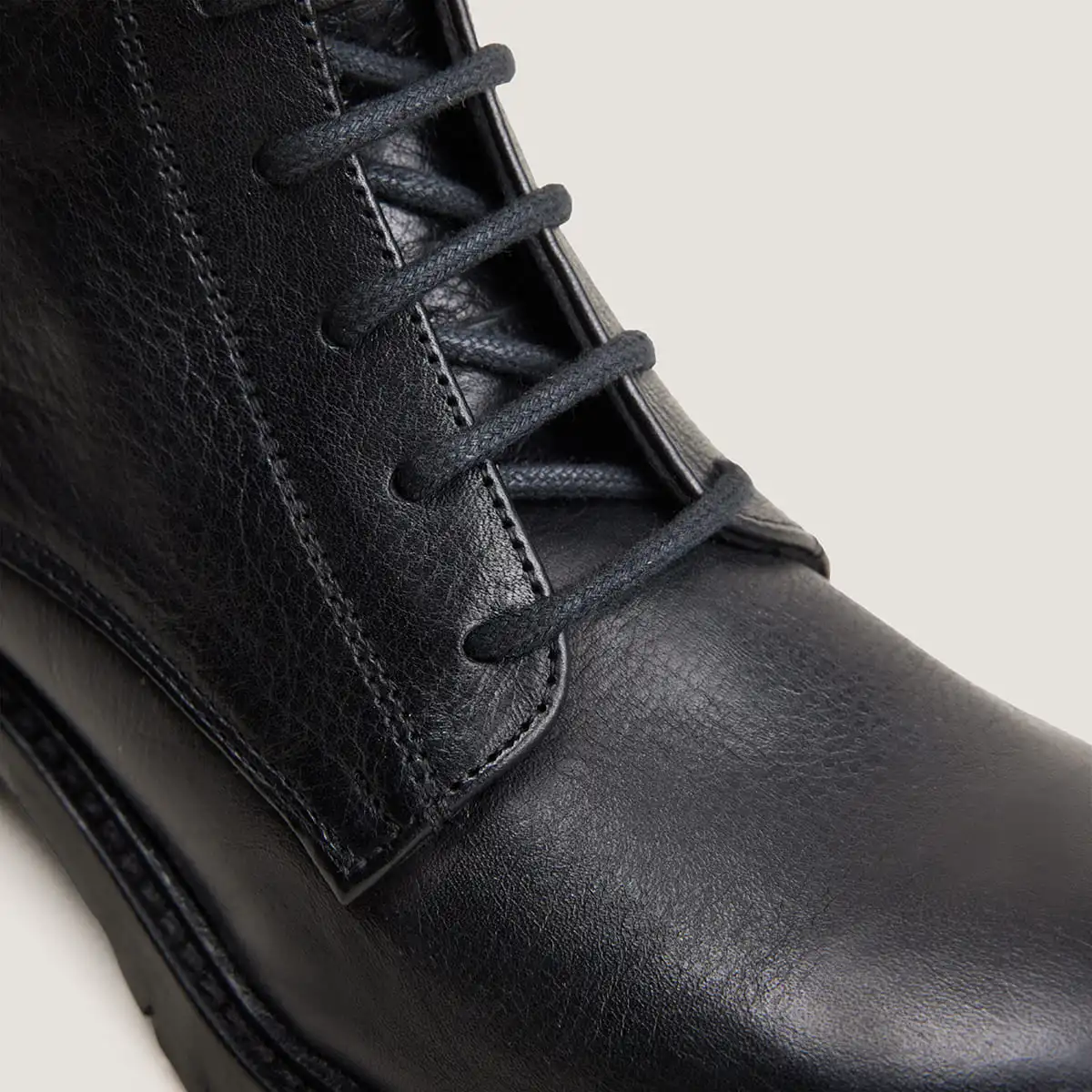 Boots &agrave; lacets en cuir grain&eacute; noir | ROMAIN | Jonak