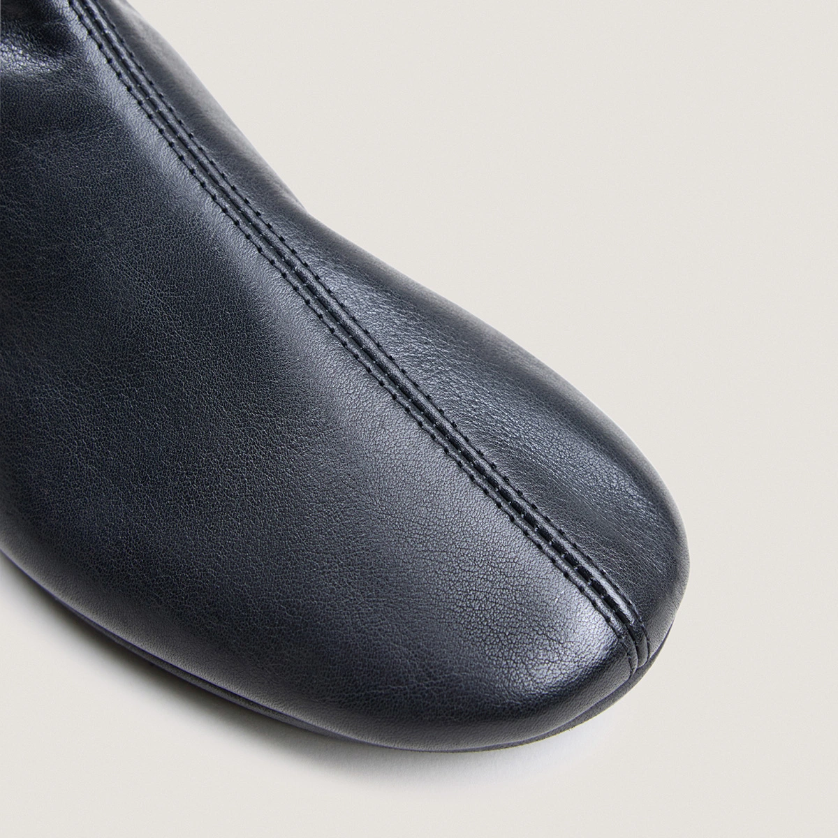 Bottines plates à bouts ronds en cuir noir | DALLETA | Jonak