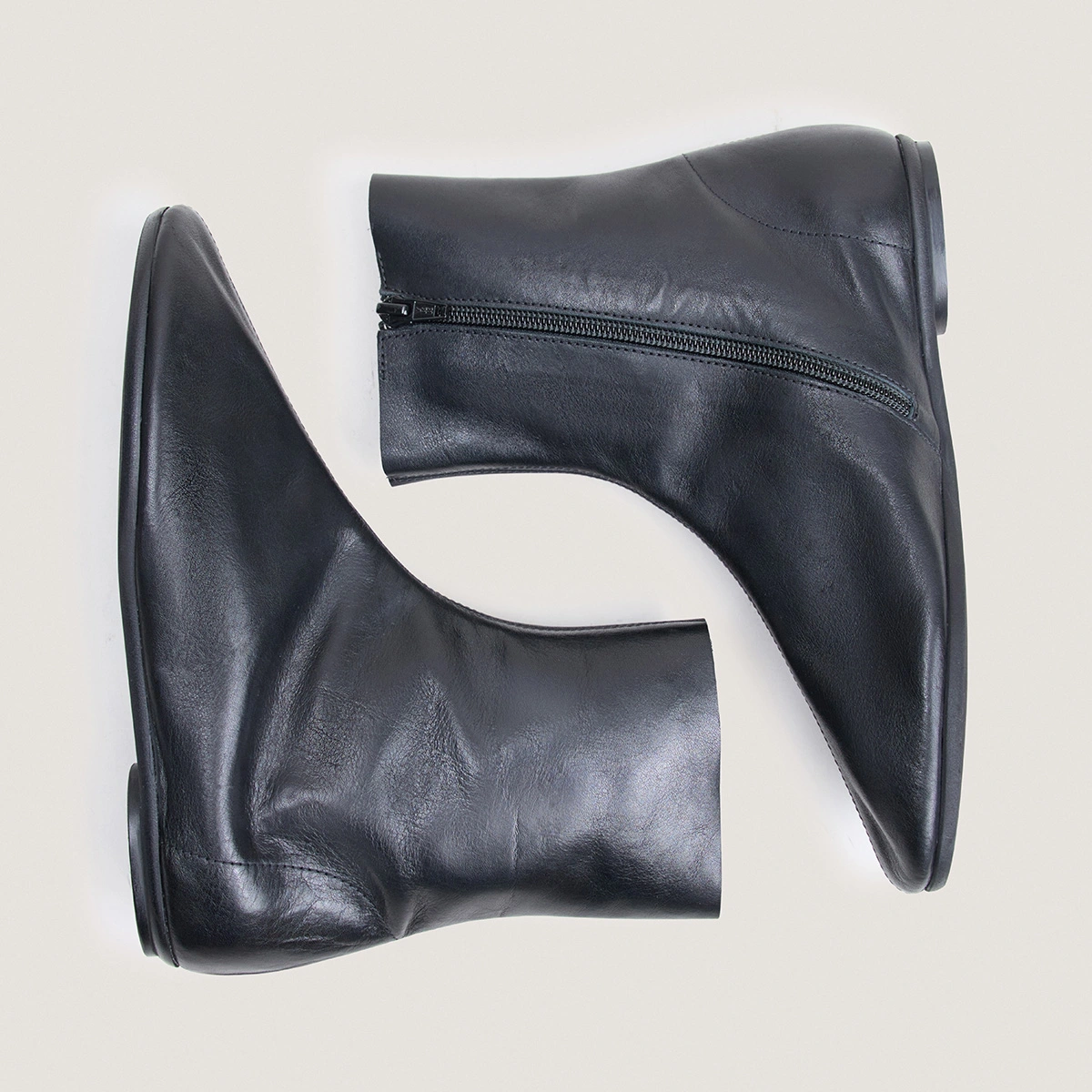 Bottines plates à bouts ronds en cuir noir | DALLETA | Jonak