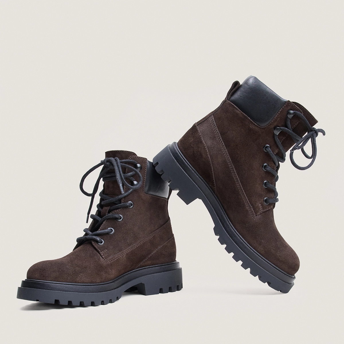 Boots &agrave; semelles crant&eacute;es et lacets en cro&ucirc;te noire et cuir noir | LOUANE | Jonak