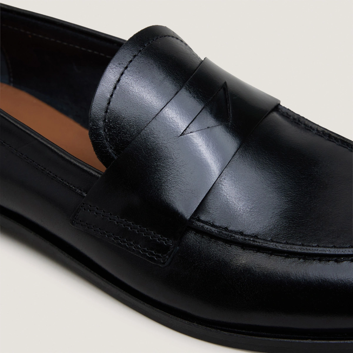 Mocassins &agrave; bouts ronds en cuir noir | THELMA | Jonak